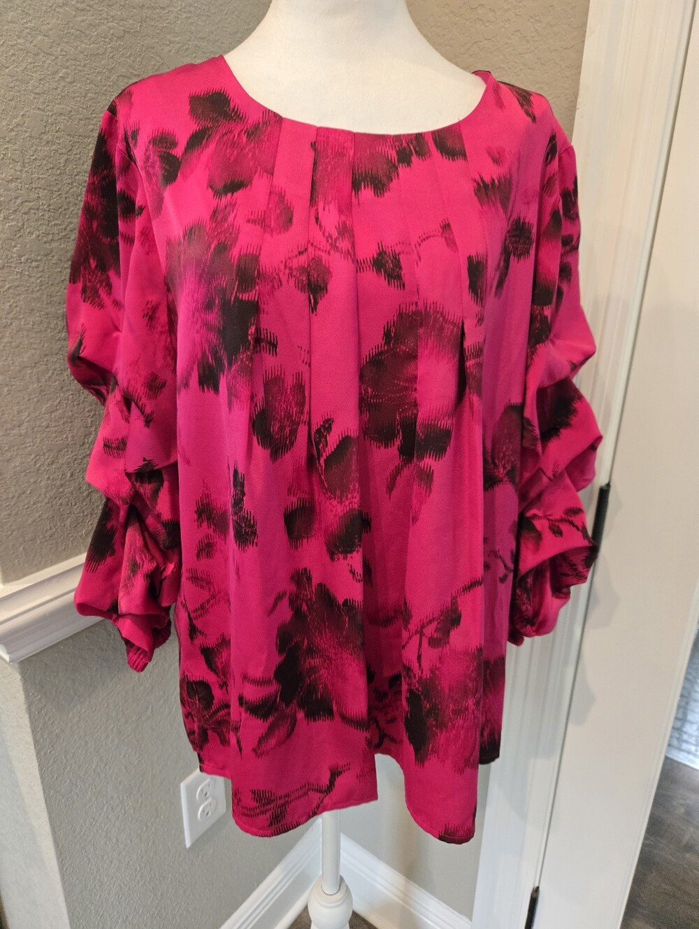 Slim Factor By Investments Hot Pink Floral Ruffle Sleeve Top